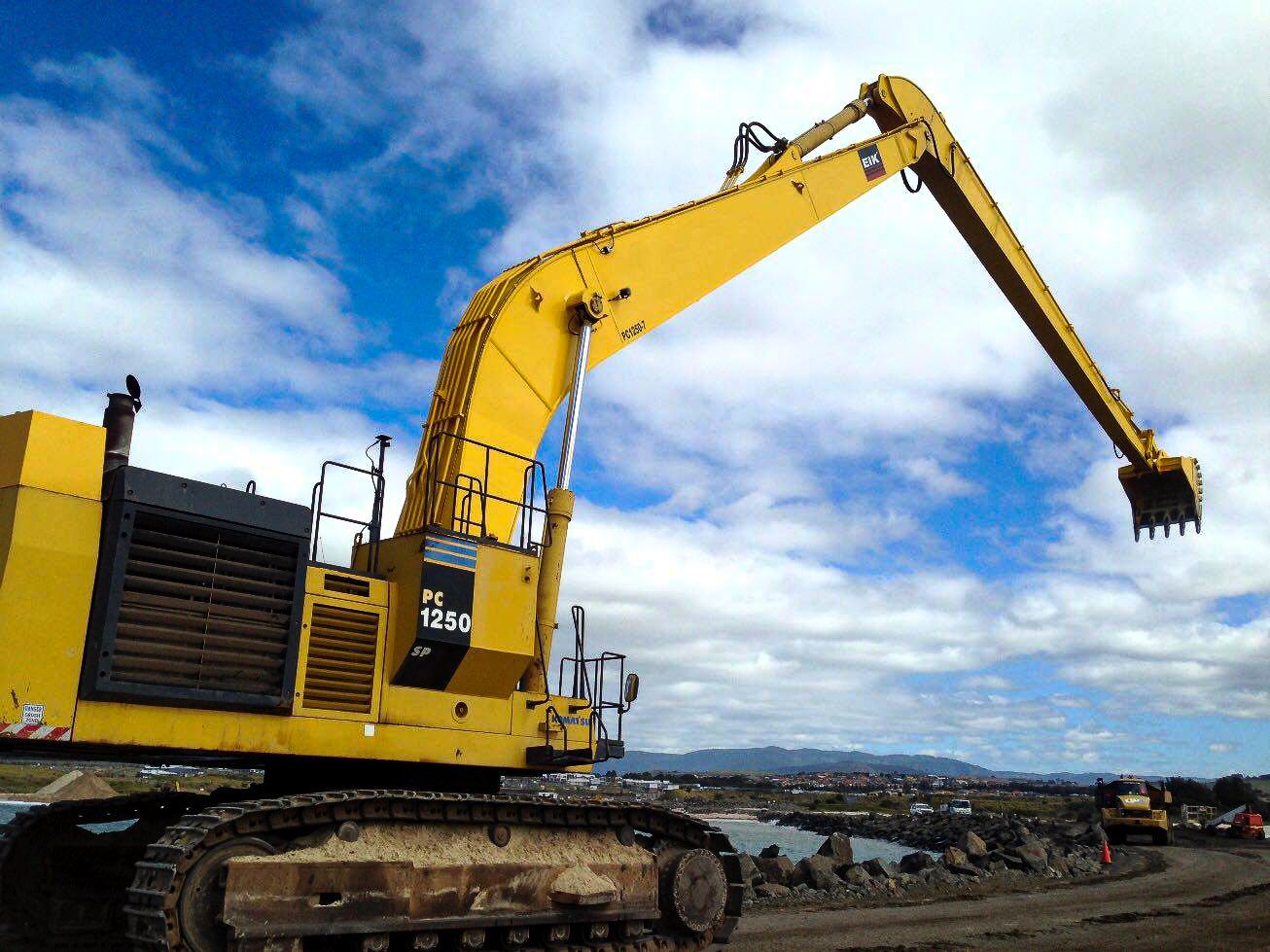 挖掘機(jī)加長(zhǎng)臂.jpg 挖掘機(jī)加長(zhǎng)臂.jpg